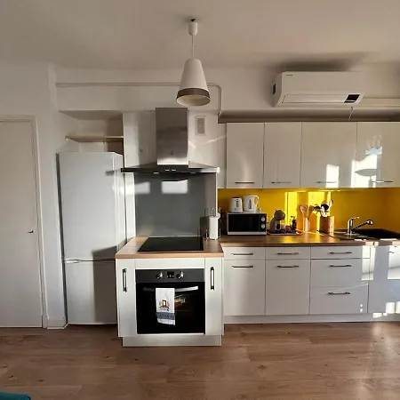 Beautiful 1-room Apartment, South-facing, And Train Station 15 Minutes Away On Foot * Cannes