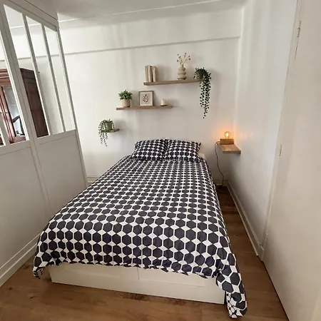 Beautiful 1-room Apartment, South-facing, And Train Station 15 Minutes Away On Foot